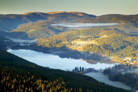 Titisee und Feldberg im Hochschwarzwald (© 2003 by Erich Spiegelhalter)